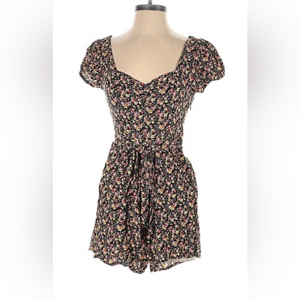 Cute American eagle floral romper with a sweetheart neckline.